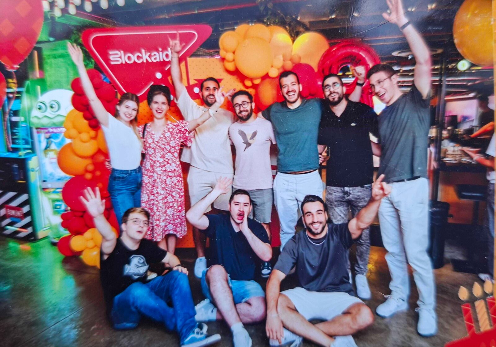 החברים מבלוקאייד בתמונה קבוצתית